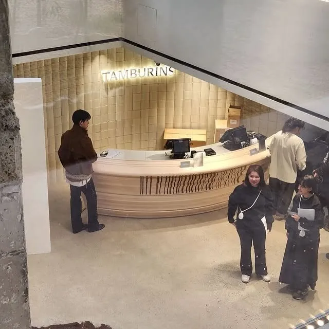 The reception desk and visitors at a TAMBURINS store